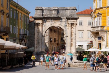 Pula, Hırvatistan - 22 Ağustos 2024: Antik Roma zafer kemeri veya Sergius Kemeri adı verilen Altın Kapı