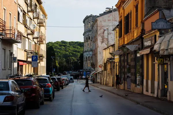 Pula, Hırvatistan - 22 Ağustos 2024: Pula, Pula Arena amfitiyatrosunun önündeki sokak