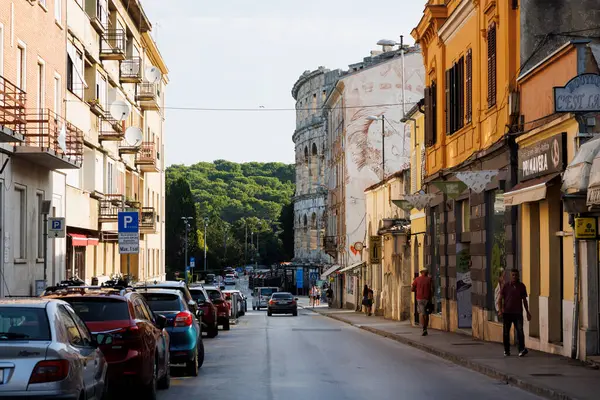 Pula, Hırvatistan - 22 Ağustos 2024: Pula, Pula Arena amfitiyatrosunun önündeki sokak