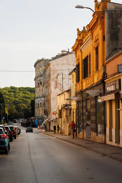 Pula, Hırvatistan - 22 Ağustos 2024: Pula, Pula Arena amfitiyatrosunun önündeki sokak
