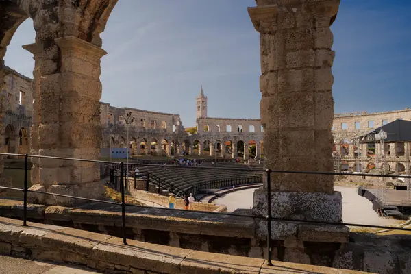 Pula, Hırvatistan - 22 Ağustos 2024: Roma Amfiteatrı, Pula, Istria İlçesi, Hırvatistan, Adriyatik, Avrupa yakınlarındaki Katolik Kilisesi manzarası