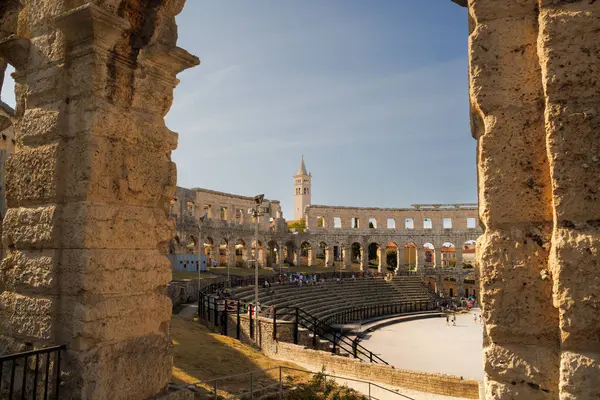 Pula, Hırvatistan - 22 Ağustos 2024: Roma Amfiteatrı, Pula, Istria İlçesi, Hırvatistan, Adriyatik, Avrupa yakınlarındaki Katolik Kilisesi manzarası