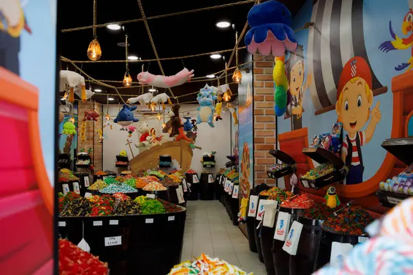 Pula, Hırvatistan - 22 Ağustos 2024: Markette renkli şekerlerle geleneksel şeker tezgahı.