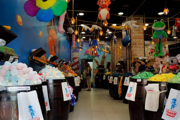 Pula, Hırvatistan - 22 Ağustos 2024: Markette renkli şekerlerle geleneksel şeker tezgahı.