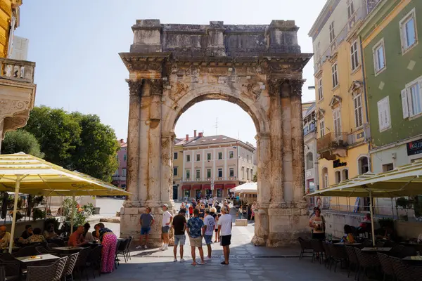 Pula, Hırvatistan - 22 Ağustos 2024: Antik Roma zafer kemeri veya Sergius Kemeri adı verilen Altın Kapı