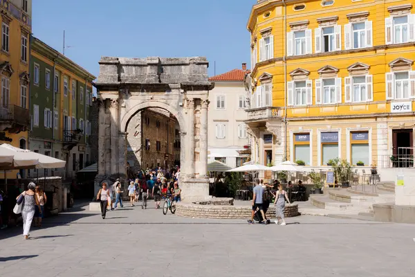 Pula, Hırvatistan - 22 Ağustos 2024: Antik Roma zafer kemeri veya Sergius Kemeri adı verilen Altın Kapı
