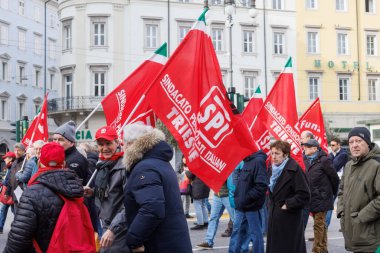 Trieste, İtalya 8 Şubat 2025: SPI, İtalyan Emekliler Sendikası ve CGIL sendikası bayraklı bir grup İtalyan eylemci işçi haklarını destekleyen bir işçi seferberliği sırasında