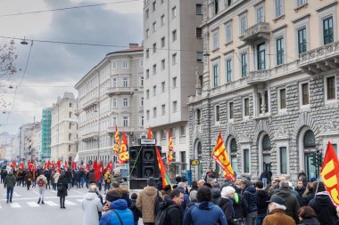 Trieste, İtalya 8 Şubat 2025: SPI, İtalyan Emekliler Sendikası ve CGIL sendikası bayraklı bir grup İtalyan eylemci işçi haklarını destekleyen bir işçi seferberliği sırasında