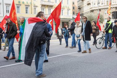 Trieste, İtalya 8 Şubat 2025: SPI, İtalyan Emekliler Sendikası ve CGIL sendikası bayraklı bir grup İtalyan eylemci işçi haklarını destekleyen bir işçi seferberliği sırasında