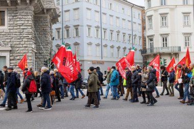 Trieste, İtalya 8 Şubat 2025: SPI, İtalyan Emekliler Sendikası ve CGIL sendikası bayraklı bir grup İtalyan eylemci işçi haklarını destekleyen bir işçi seferberliği sırasında
