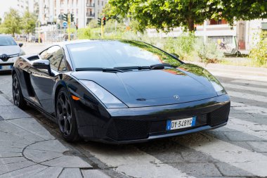 Milan -İtalya - 25 Mayıs 2025: Caddeye park edilmiş siyah Lamborghini Gallardo manzarası