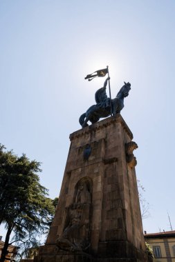 Piazza Risorgimento 'daki savaş anıtı. Kasaba duvarlarındaki S. Pietro kapısı, Lucca, Toskana, İtalya, Avrupa.