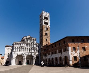 Lucca, İtalya - 30 Haziran 2025: Eski Toskana şehrindeki Aziz Martin 'e ithaf edilen ortaçağ Katolik katedrali