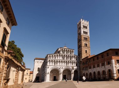 Lucca, İtalya - 30 Haziran 2025: Eski Toskana şehrindeki Aziz Martin 'e ithaf edilen ortaçağ Katolik katedrali