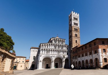 Lucca, İtalya - 30 Haziran 2025: Eski Toskana şehrindeki Aziz Martin 'e ithaf edilen ortaçağ Katolik katedrali