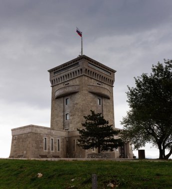 Tepe zincirindeki Cerje Gözetleme Kulesi. Slovenya 'nın Miren Kostanjevica kentinde hvalenosti eğitildi