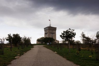Tepe zincirindeki Cerje Gözetleme Kulesi. Slovenya 'nın Miren Kostanjevica kentinde hvalenosti eğitildi