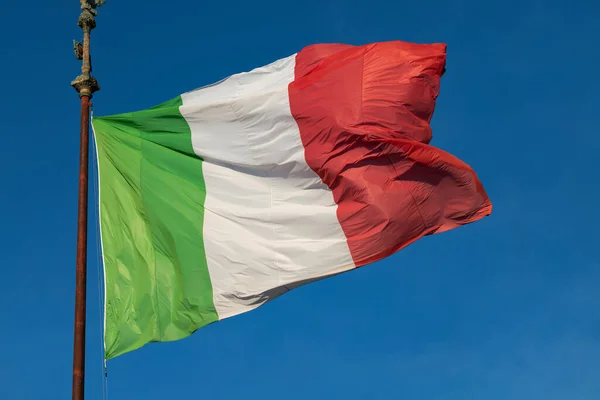Sventolando Bandiera Italiana Cielo Blu — Foto Stock