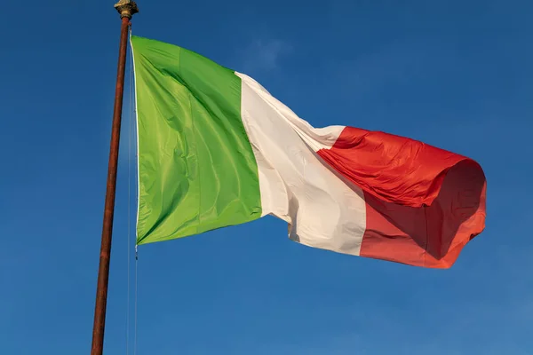 Zwaaiende Italiaanse Vlag Een Blauwe Lucht — Stockfoto