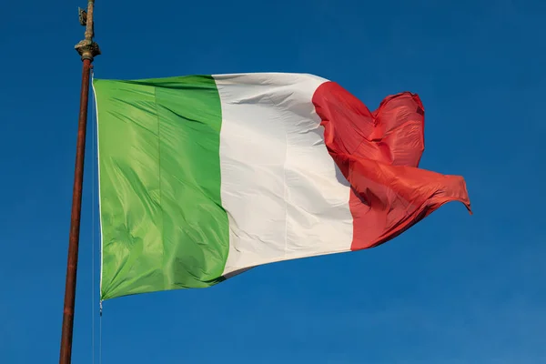 Sventolando Bandiera Italiana Cielo Blu — Foto Stock