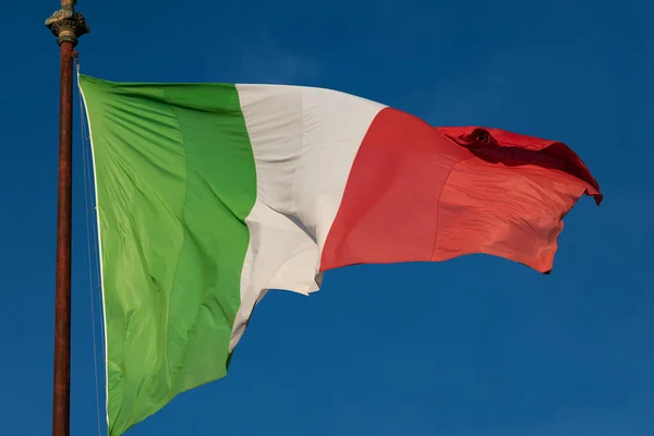 Ondeando Bandera Italiana Cielo Azul —  Fotos de Stock