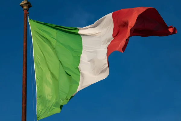 Zwaaiende Italiaanse Vlag Een Blauwe Lucht — Stockfoto