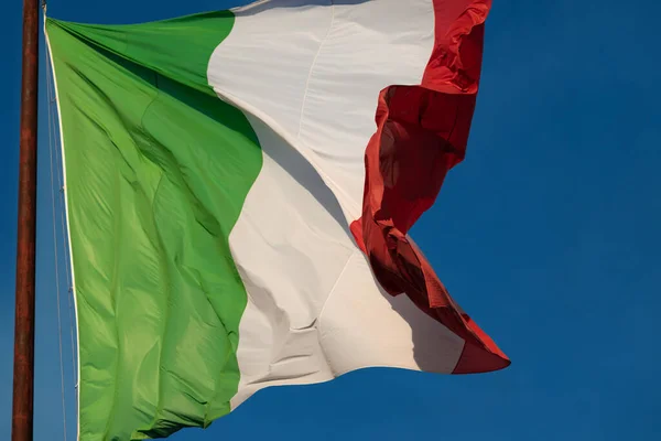Ondeando Bandera Italiana Cielo Azul —  Fotos de Stock
