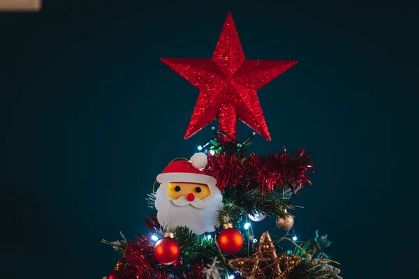 Iyi Kırmızı Yıldızla Süslenmiş Noel Ağacı — Stok fotoğraf