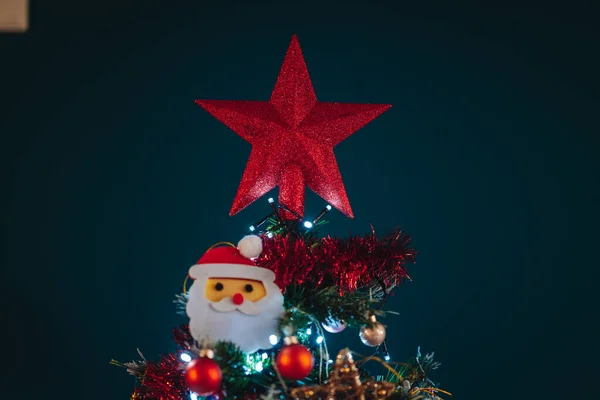 Різдвяна Ялинка Прикрашена Верхньою Червоною Зіркою — стокове фото