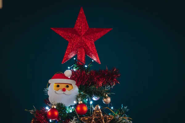 Árbol Navidad Decorado Con Una Estrella Roja Superior —  Fotos de Stock