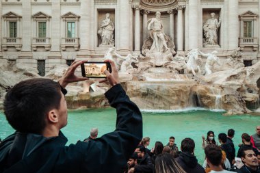 Roma, İtalya - Kasım 2022 Ünlü Trevi çeşmesinin güzel mimarisi