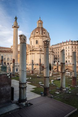 Roma, İtalya - Kasım 2022 Fori Imperiali parkının güzel Colonna Treni