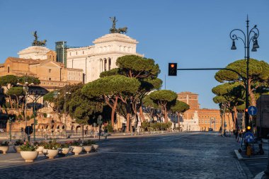 Roma, İtalya - Kasım 2022 Fori Imperiali parkının güzel harabeleri ve mimarileri