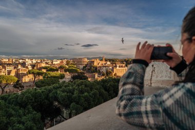 Roma, İtalya - Kasım 2022 Fori Imperiali parkının güzel harabeleri ve mimarileri