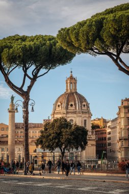 Roma, İtalya - Kasım 2022 Fori Imperiali parkının güzel harabeleri ve mimarileri