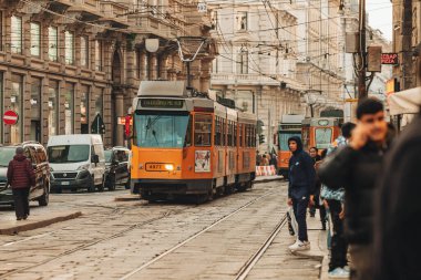 Milano, İtalya - Mart 2023: İkonik eski tramvay ve sokak hayatı sahneleri