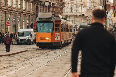 Milano, İtalya - Mart 2023: İkonik eski tramvay ve sokak hayatı sahneleri
