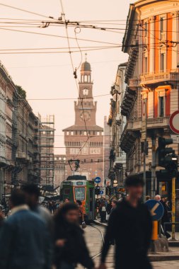 Milano, İtalya - Mart 2023: Eski şatonun yakınlarındaki sokak hayatı