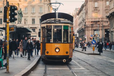 Milano, İtalya - Mart 2023: İkonik eski tramvay ve sokak hayatı sahneleri