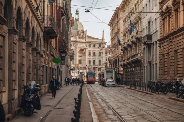 Milano, İtalya - Mart 2023: Sokak yaşamı
