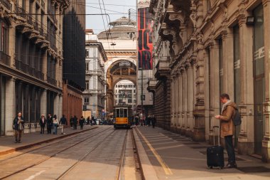 Milano, İtalya - Mart 2023: Şehir merkezinde sokak yaşamı