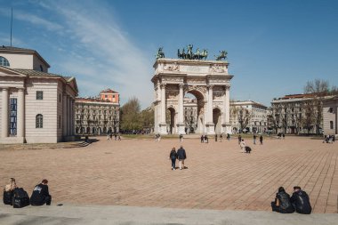 Milano, İtalya - Nisan 2023: Sempione 'nin parkındaki ikonik anıt, Arco della Pace