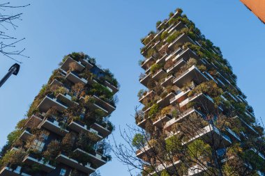 Milano, İtalya - Nisan 2023: İsola bölgesindeki ikonik Bosco Verticale binası