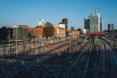 Milano, İtalya - Nisan 2023: Garibaldi istasyonundan Gae Aulenti Meydanı