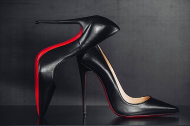 Milan, İtalya - Nisan 2023: İkonik ayakkabılar Louboutin modeli Kate 120