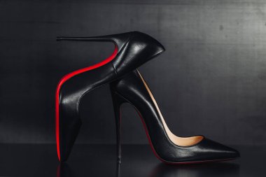 Milan, İtalya - Nisan 2023: İkonik ayakkabılar Louboutin modeli Kate 120