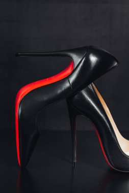 Milan, İtalya - Nisan 2023: İkonik ayakkabılar Louboutin modeli Kate 120