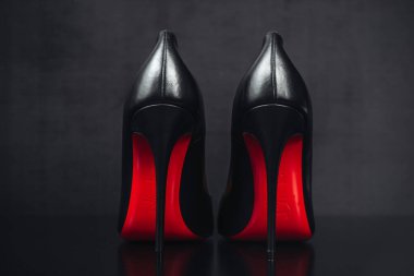 Milan, İtalya - Nisan 2023: İkonik ayakkabılar Louboutin modeli Kate 120