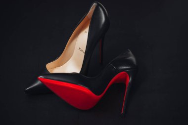 Milan, İtalya - Nisan 2023: İkonik ayakkabılar Louboutin modeli Kate 120