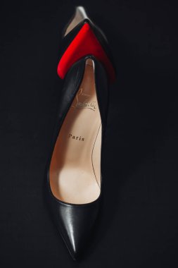 Milan, İtalya - Nisan 2023: İkonik ayakkabılar Louboutin modeli Kate 120